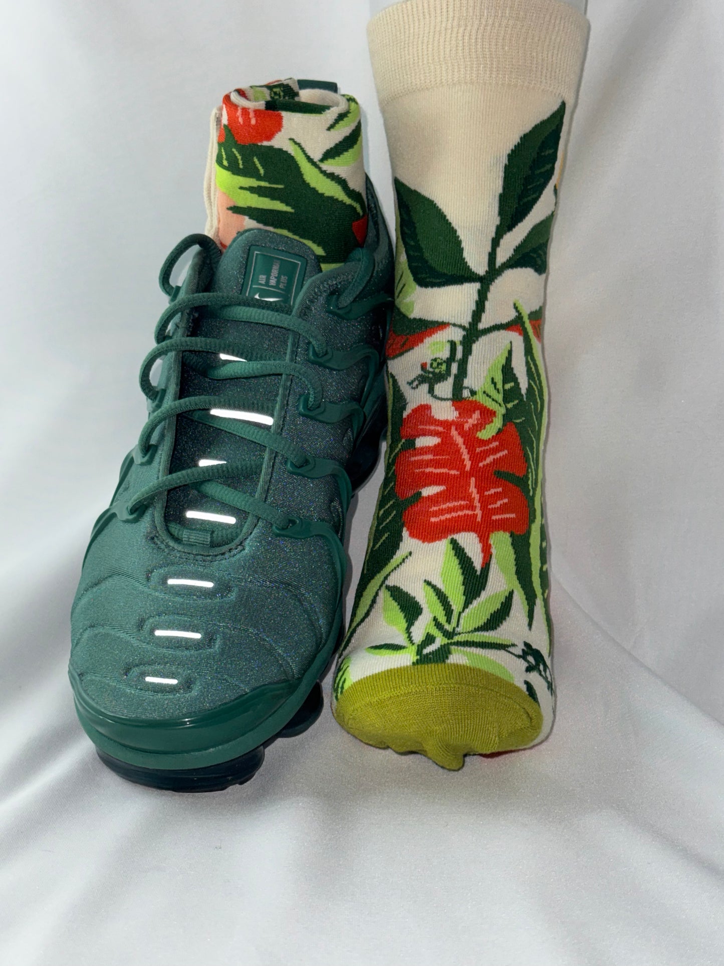 🌸 Bloom with style and elegance to your everyday look with our stunning crew socks!