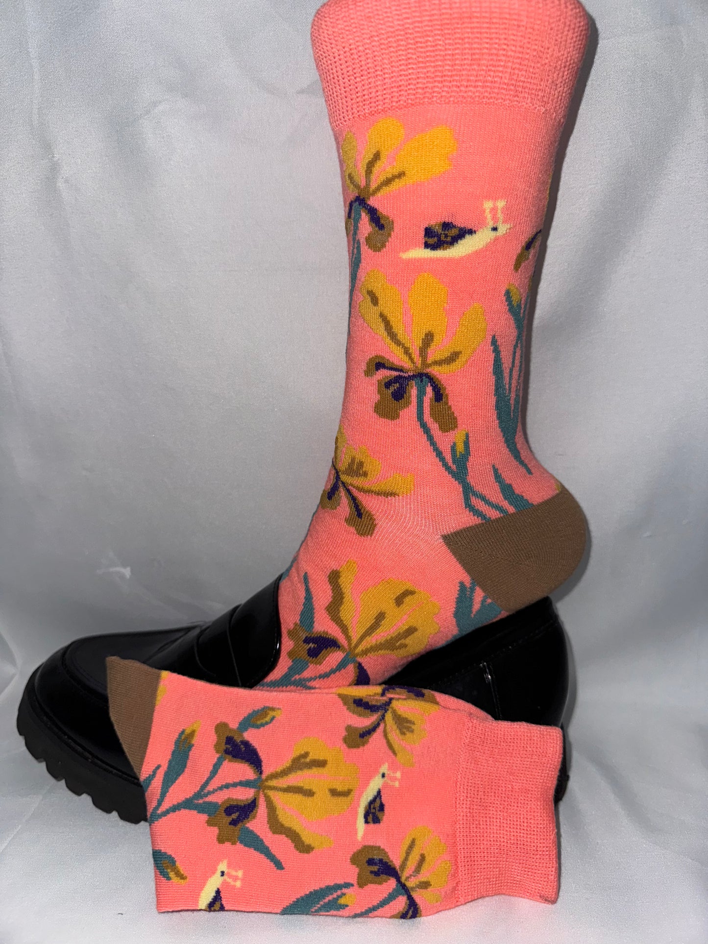 🌸 Bloom with style and elegance to your everyday look with our stunning crew socks!