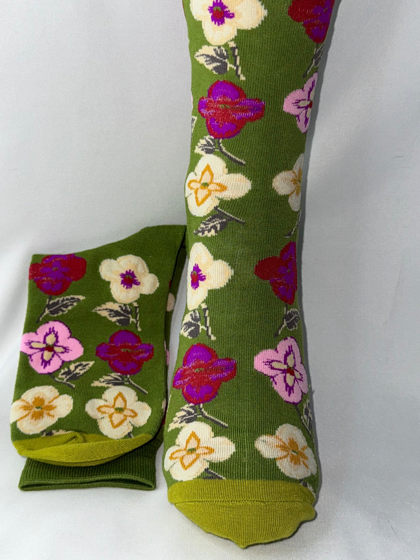 🌸 Bloom with style and elegance to your everyday look with our stunning crew socks!