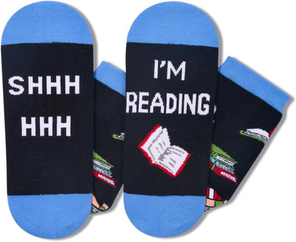 Soft, cushy socks for ladies and teens who like reading. Standard Sizing: 6–12 and 8–13 widths Color scheme: blue rims set off a black base.