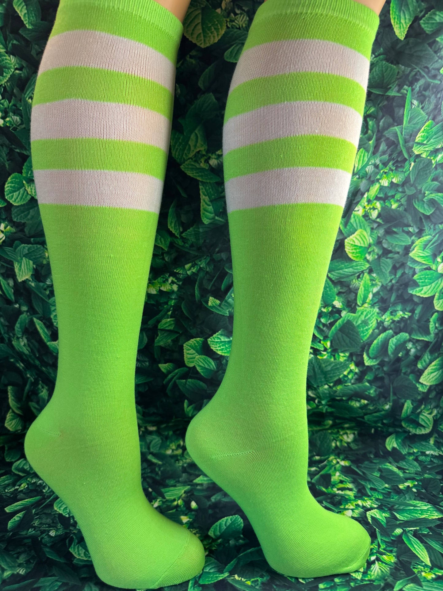 Step into performance and confidence with our Knee-High Striped Athletic Socks – perfect for women and teen girls. size 7-9