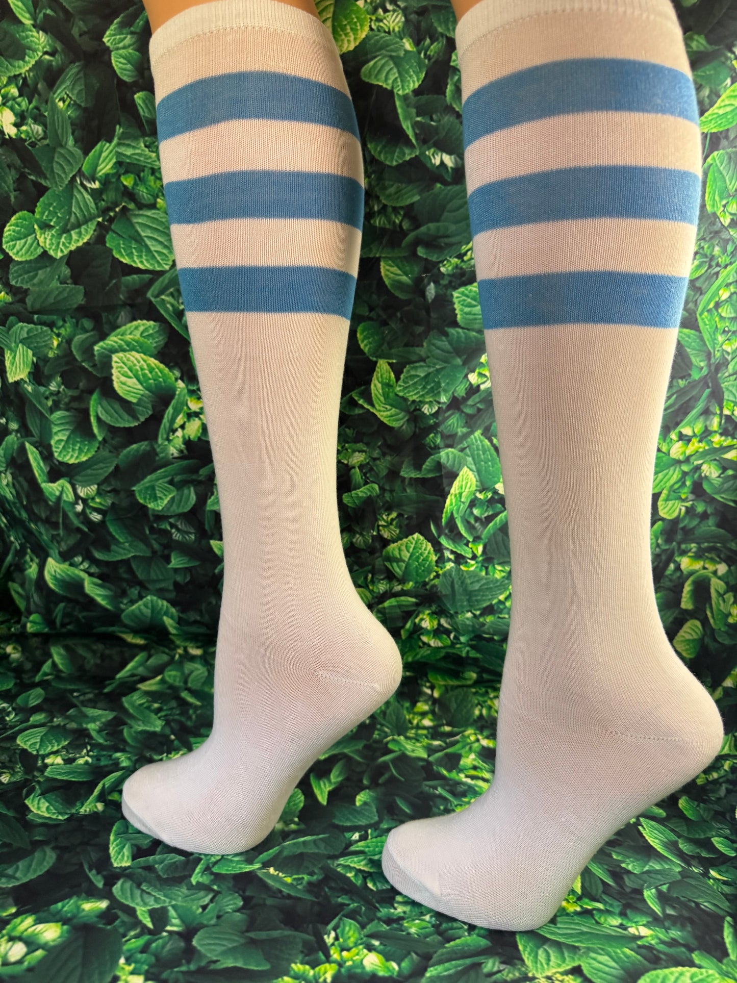 Step into performance and confidence with our Knee-High Striped Athletic Socks – perfect for women and teen girls. size 7-9