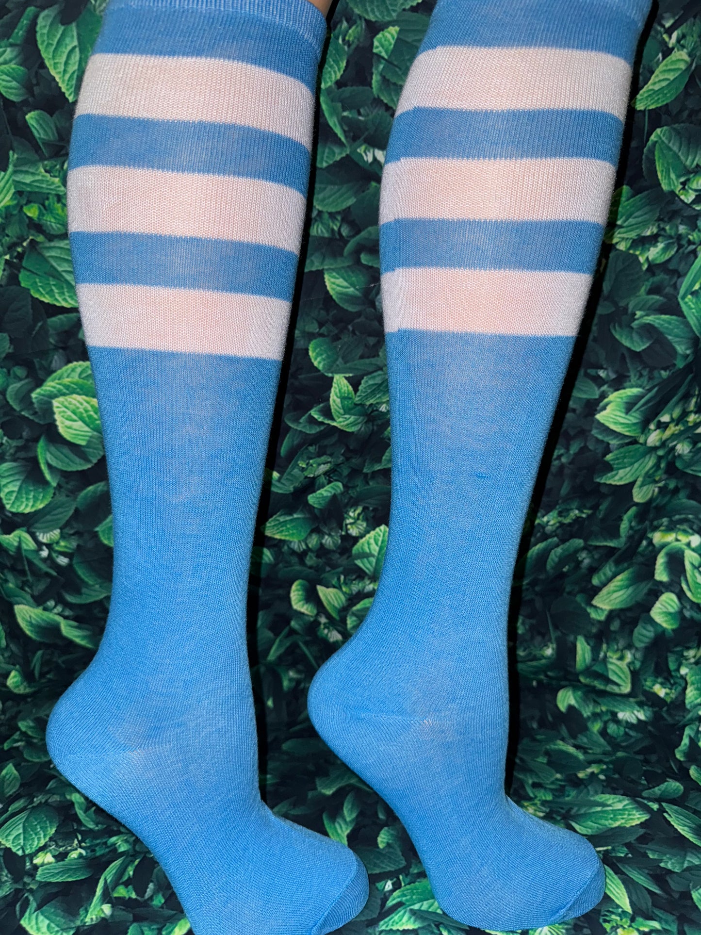 Step into performance and confidence with our Knee-High Striped Athletic Socks – perfect for women and teen girls. size 7-9